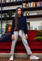 Spodnie dziewczęce z dzianiny w kolorze szarym, melanżowym.jpg