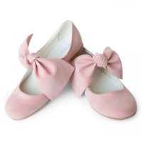 Różowe obuwie dziewczęce przyozdobione kokardą.jpg