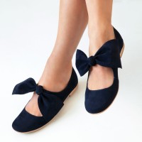 Granatowe obuwie dziewczęce przyozdobione kokardą.jpg