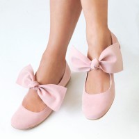 Różowe obuwie dziewczęce przyozdobione kokardą.jpg