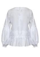 Biała bluzka szkolna przyozdobiona taśmą koronkową.jpg