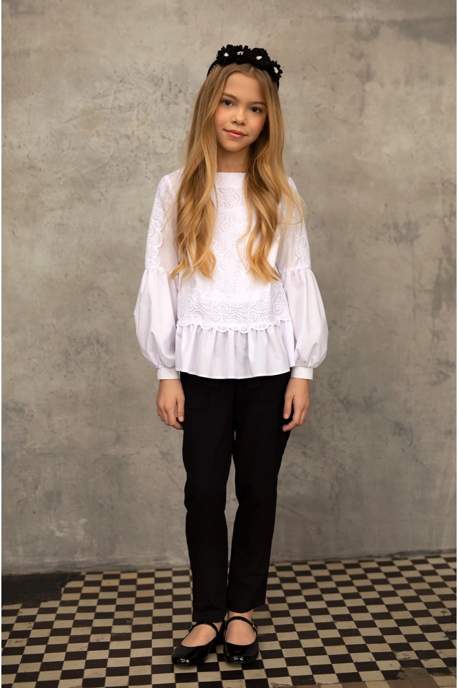Biała bluzka szkolna przyozdobiona taśmą koronkową