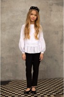 Biała bluzka szkolna przyozdobiona taśmą koronkową.jpg