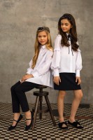 Biała koszula szkolna z granatowym haftem na przodzie.jpg