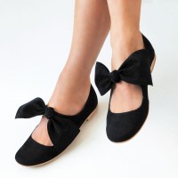 Czarne obuwie dziewczęce przyozdobione kokardą.jpg