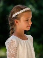 Komunijna opaska przyozdobiona taśmą z mieniącymi się cyrkoniami.jpg