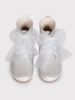 Wizytowe trzewiki w perłowym kolorze.jpg