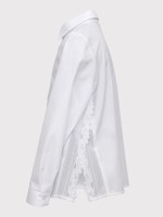 Biała koszula z dekoracyjnymi pęknięciami na bokach.jpg