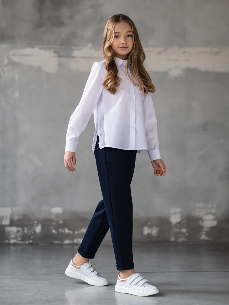 Biała koszula z dekoracyjnymi pęknięciami na bokach