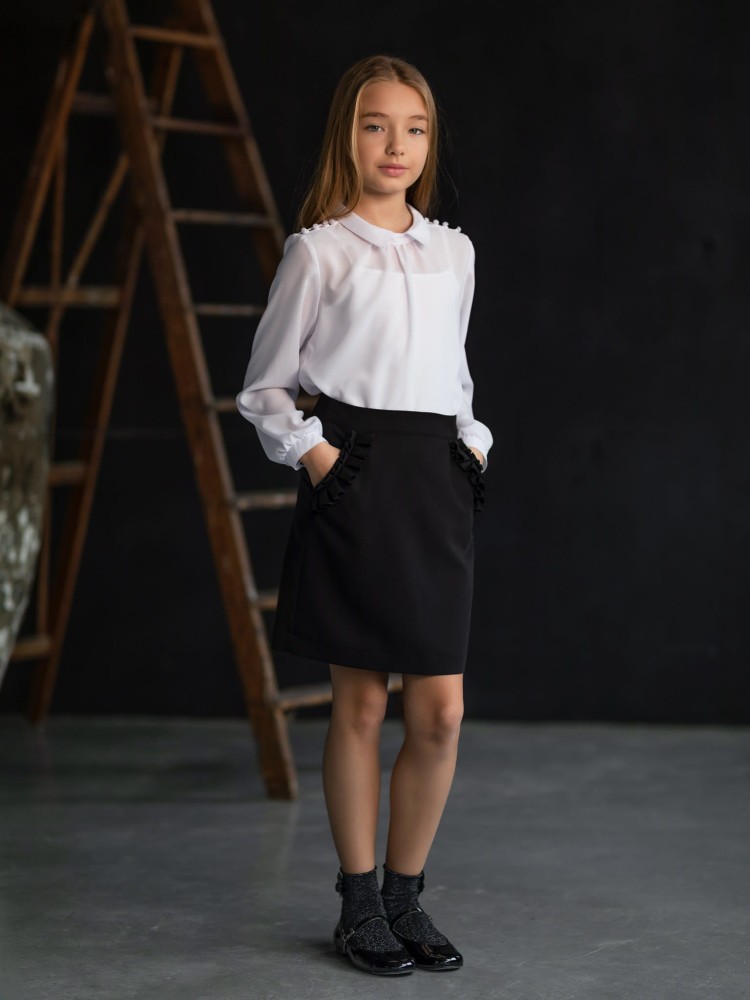 Biała bluzka z guziczkami na ramionach