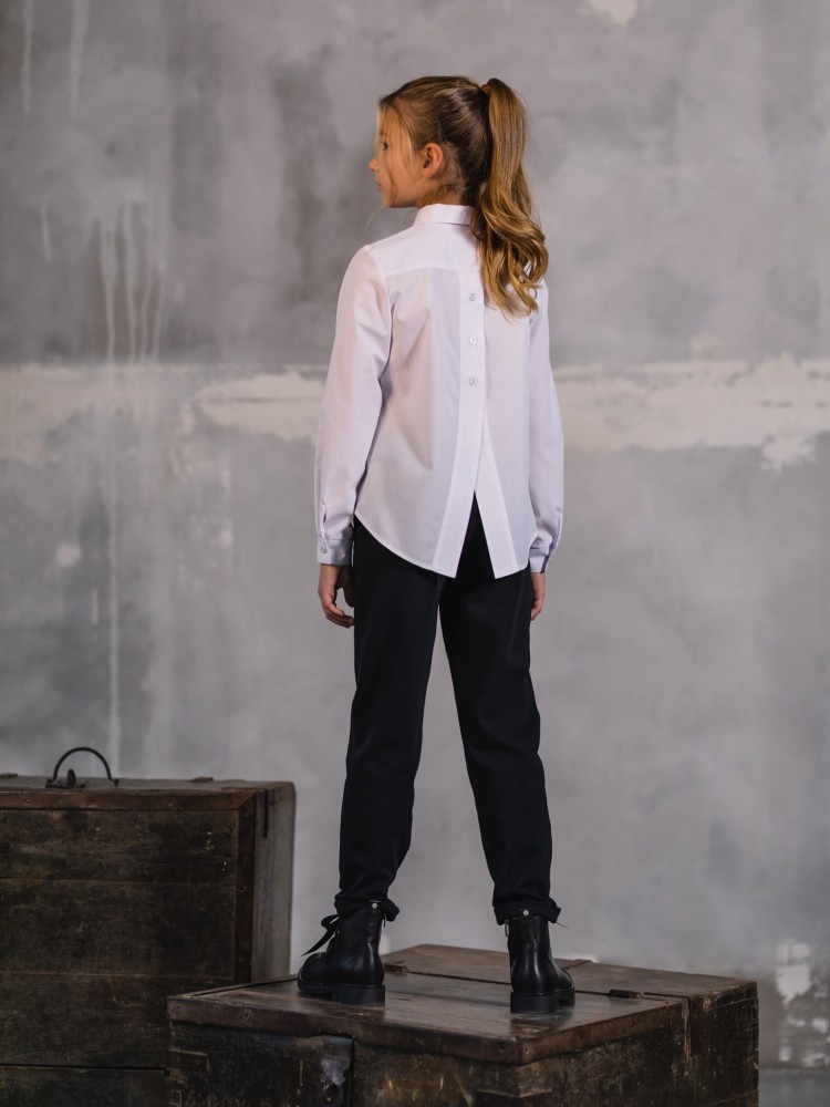 Biała koszula z ozdobnymi guzikami na plecach