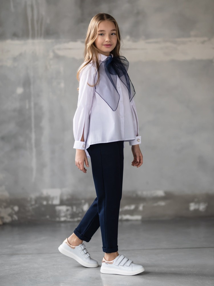 Biała koszula z odpinaną, granatową kokardą