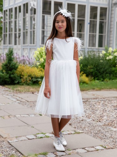 Komunijna sukienka przyozdobiona piórami w kolorze ecru