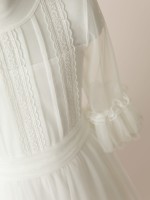 Ecru, długa komunijna sukienka z dekoracyjnym karczkiem.jpg