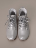 Wizytowe trzewiki w perłowym kolorze.jpg