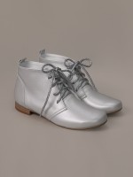 Wizytowe trzewiki w perłowym kolorze.jpg