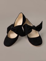 Czarne obuwie dziewczęce przyozdobione kokardą.jpg