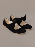 Czarne obuwie dziewczęce przyozdobione kokardą.jpg