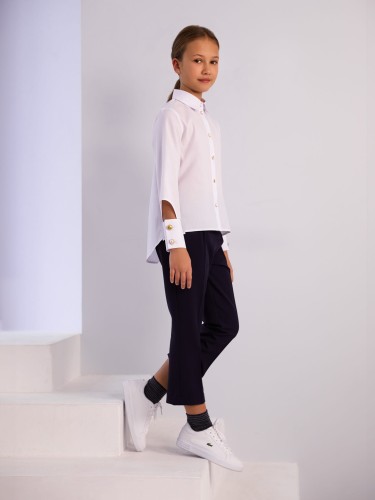 Biała koszula z ozdobnymi guzikami na mankietach