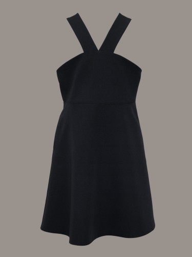 Czarna sukienka ze skośnymi szelkami