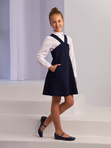 Granatowa sukienka ze skośnymi szelkami 