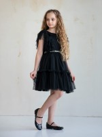 Czarna sukienka z falbanami i dekoracyjnym paskiem.jpg