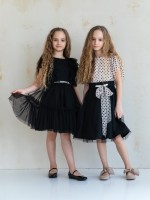 Czarna sukienka z falbanami i dekoracyjnym paskiem.jpg