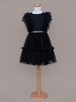 Czarna sukienka z falbanami i dekoracyjnym paskiem.jpg