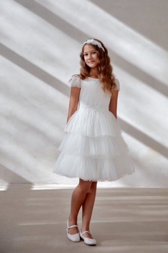 Ecru sukienka do Komunii z falbanami i błyszczącą aplikacją w talii