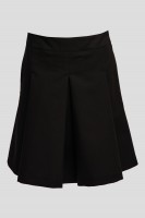 Czarna spódnica z kontrafałdami na przodzie i w tyle