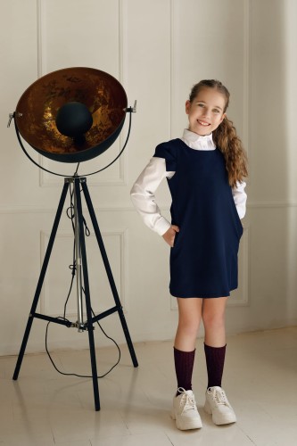 Granatowa sukienka typu Princessa z zakładkami na rękawkach 