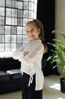 Biała bluzka z wydłużonym tyłem i z kieszonką