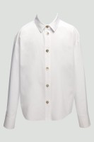 Biała koszula z pęknięciem na plecach