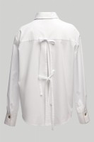 Biała koszula z pęknięciem na plecach