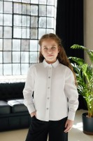 Biała koszula z pęknięciem na plecach