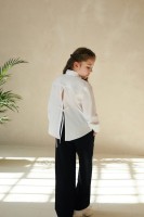 Biała koszula z pęknięciem na plecach