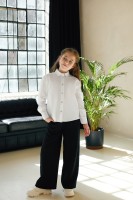 Biała koszula z pęknięciem na plecach