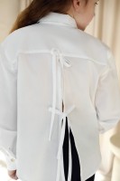 Biała koszula z pęknięciem na plecach