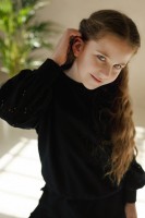 Czarna bluza z dzianiny z haftowanymi rękawami