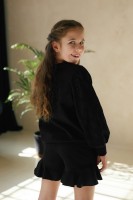 Czarna bluza z dzianiny z haftowanymi rękawami