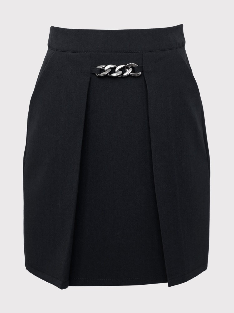 Czarna spódnica  z dekoracyjnym łańcuszkiem. 