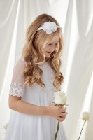 Biała opaska do Komunii przyozdobiona kwiatem z perełką.jpg