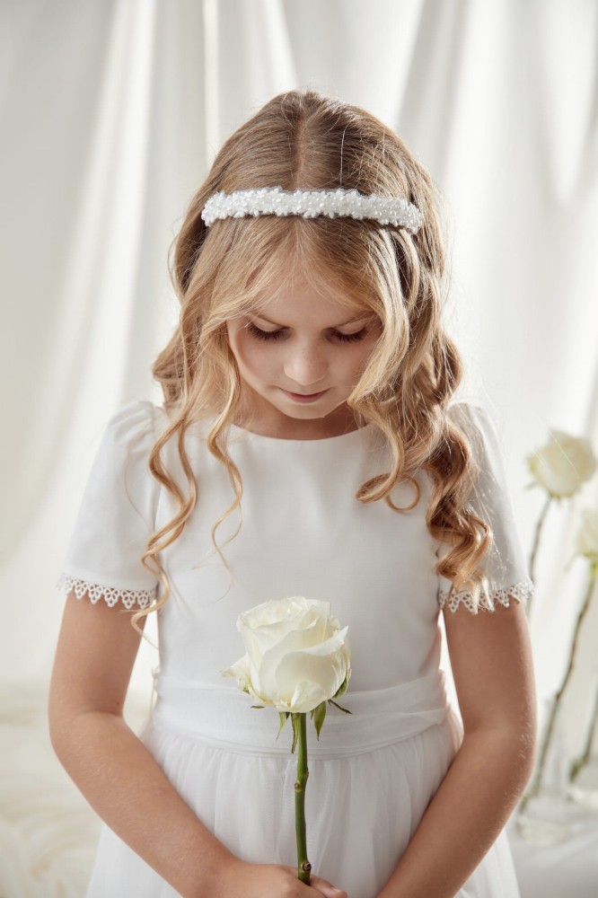 Opaska do komunii wykonana z taśmy z perełkami.jpg