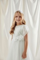 Ecru sukienka do Komunii z ozdobnymi kwiatami w talii.jpg
