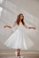 Biała sukienka do Komunii z haftowanym rękawem.jpg